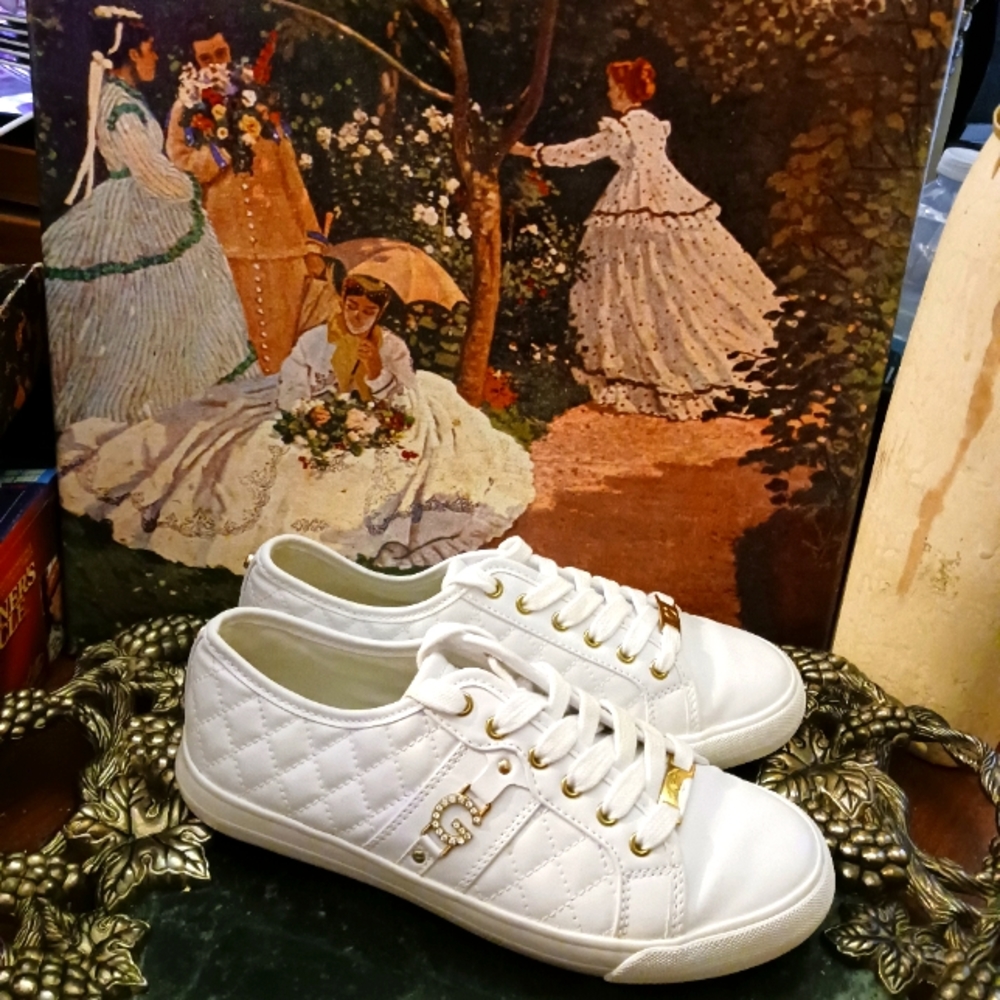 👟👟GBG Guess Women’s White Leather 🧦Quilted Pattern Shoes Size 8M.🧢🛍🎁 - Picture 1 of 14